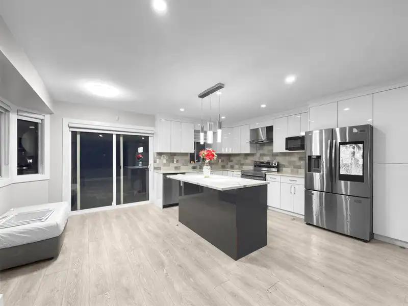 15335 111 AVENUE - photo 4 of 31