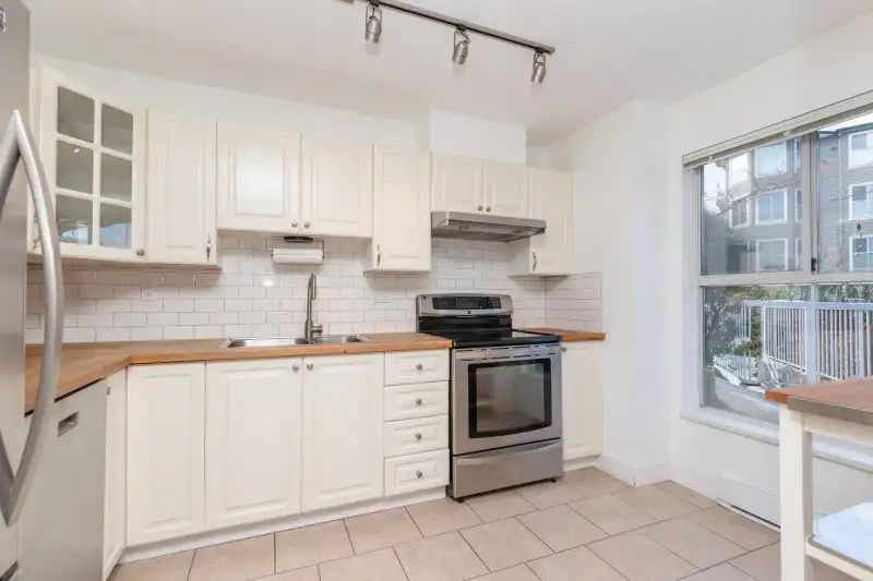 103 15150 108 AVENUE - photo 1 of 17