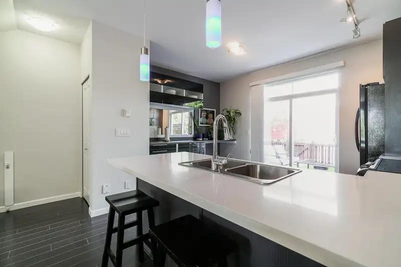 134 19505 68A AVENUE - photo 4 of 40