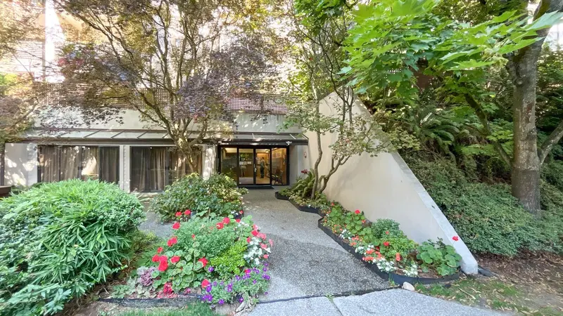 1945 WOODWAY PLACE - photo 2 of 23