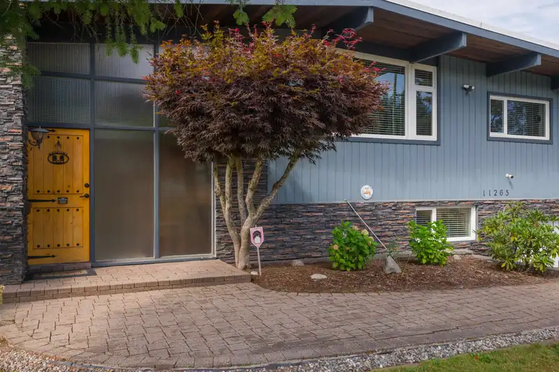 11265 136 STREET - photo 4 of 40