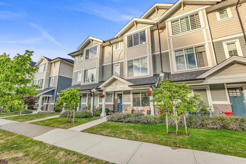 19 19483 74 AVENUE - photo 1 of 25