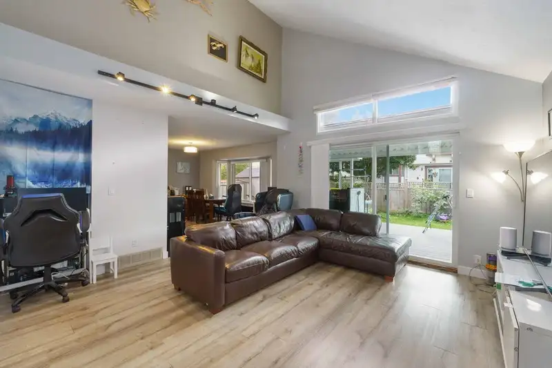 15130 98 AVENUE - photo 2 of 33