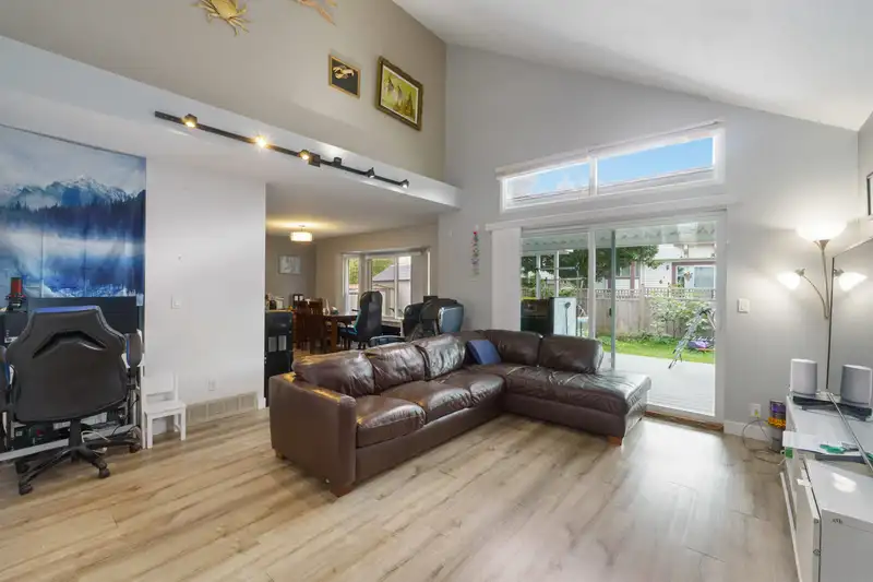 15130 98 AVENUE - photo 3 of 33