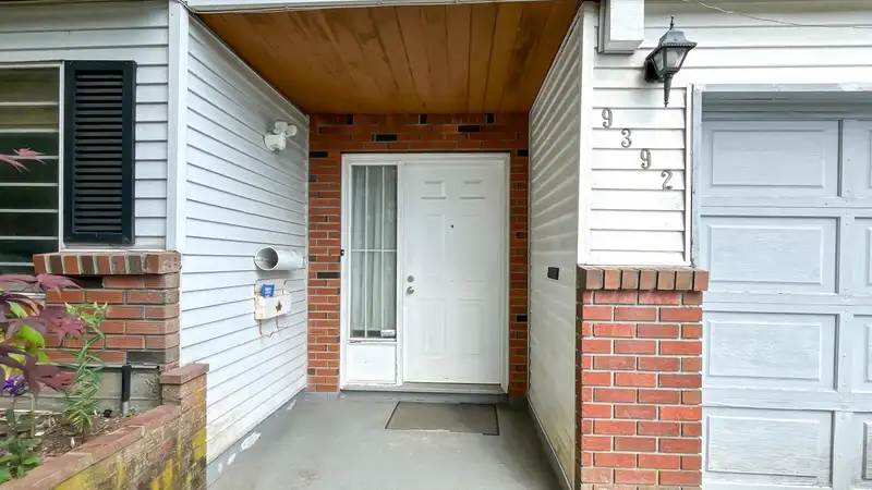 9392 139 STREET - photo 3 of 33