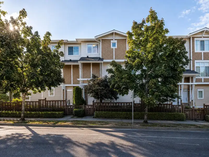 12 19433 68 AVENUE - photo 1 of 25