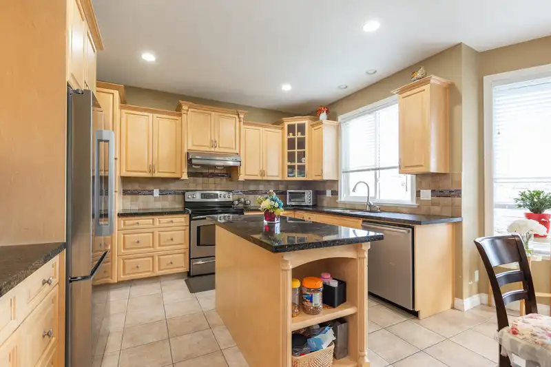 8370 168A STREET - photo 3 of 22