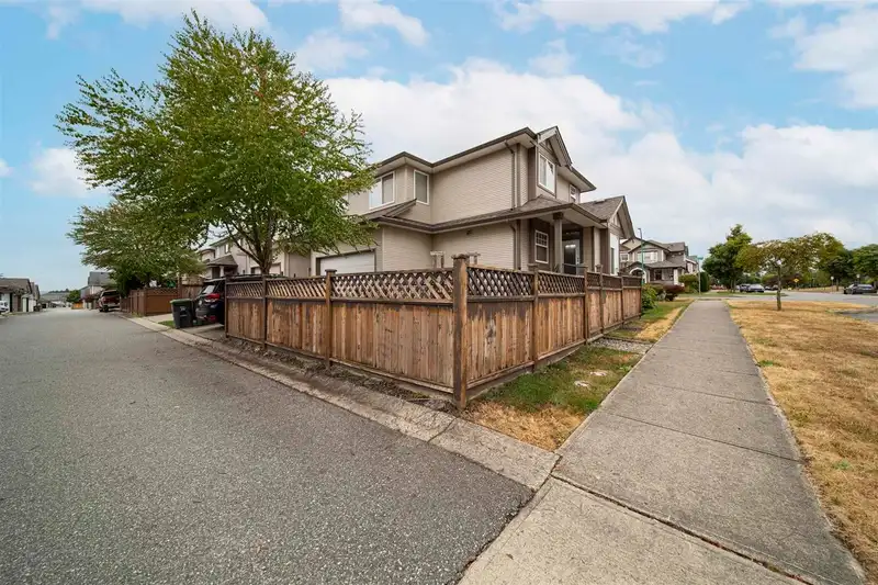 19096 68A AVENUE - photo 2 of 3
