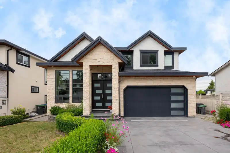 14079 77A AVENUE AVENUE - photo 2 of 32