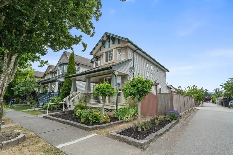 18483 66A AVENUE - photo 3 of 40