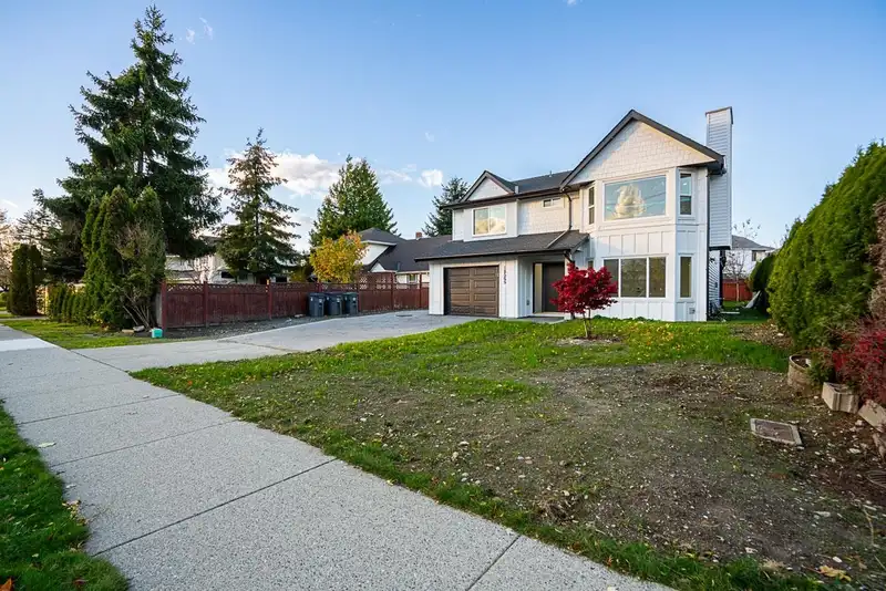 18565 60 AVENUE - photo 4 of 34
