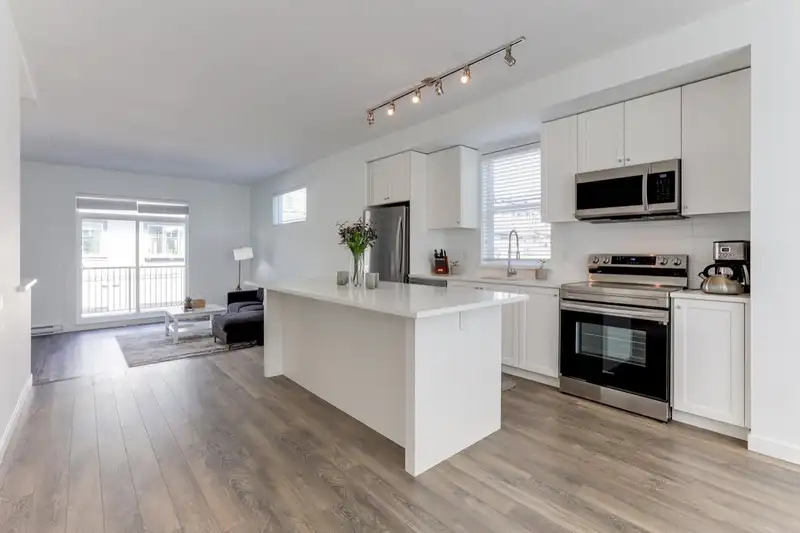 122 15850 85 AVENUE - photo 1 of 18