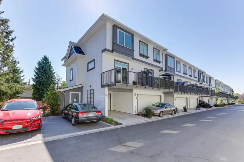 122 15850 85 AVENUE - photo 3 of 18