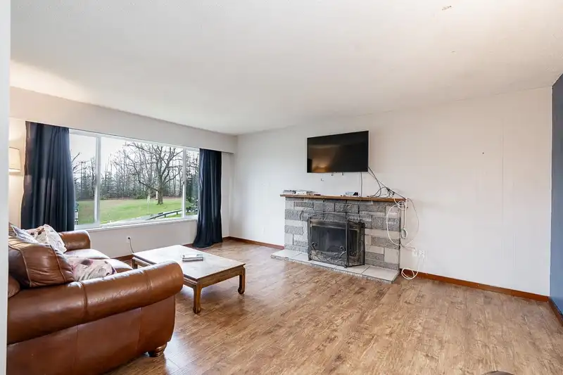 15058 ROBIN CRESCENT - photo 3 of 34