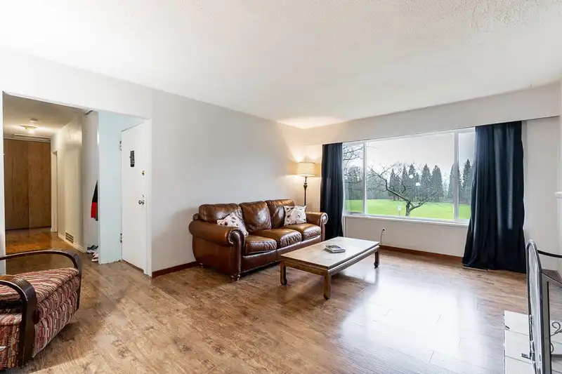 15058 ROBIN CRESCENT - photo 4 of 34