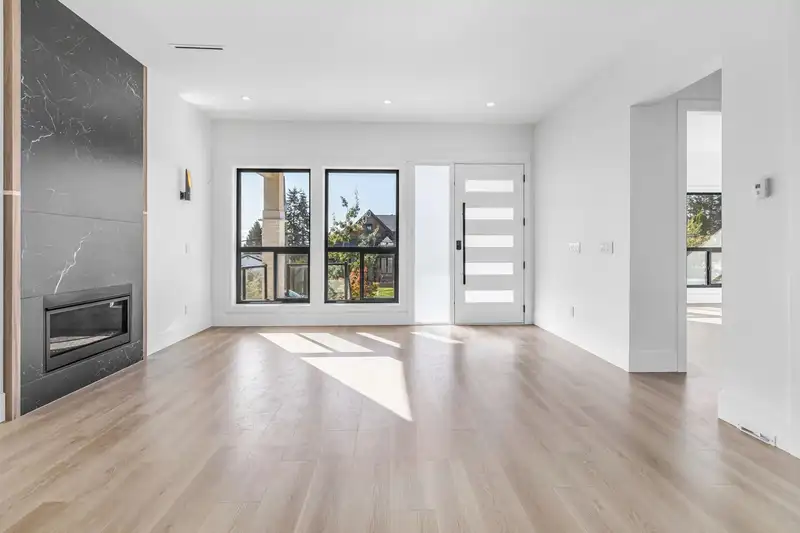 19045 61A AVENUE - photo 4 of 40