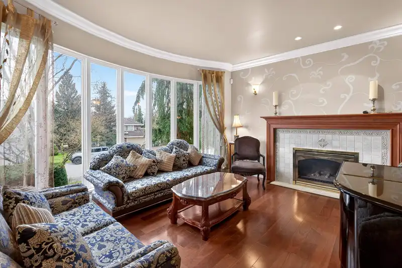 18048 99A AVENUE - photo 4 of 40