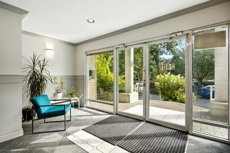 209 2401 HAWTHORNE AVENUE - photo 4 of 24