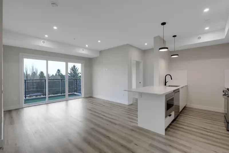 505 6285 KING GEORGE BOULEVARD - photo 3 of 33