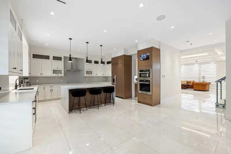 14074 79 AVENUE - photo 3 of 40
