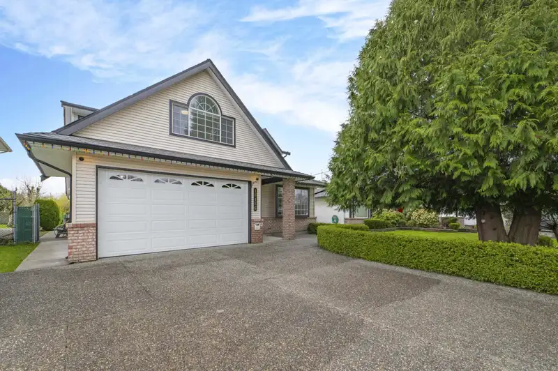 18186 CLAYTONWOOD CRESCENT - photo 1 of 40