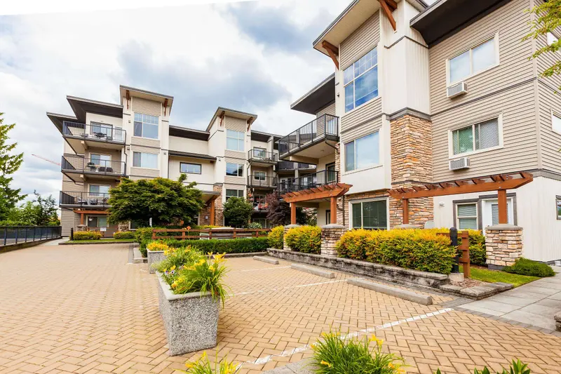 109 11935 BURNETT STREET - photo 2 of 25