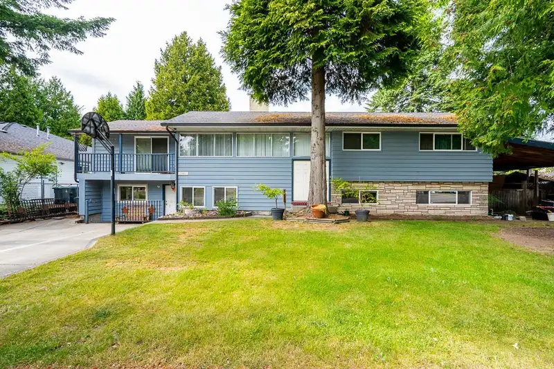 15661 92 AVENUE - photo 1 of 28