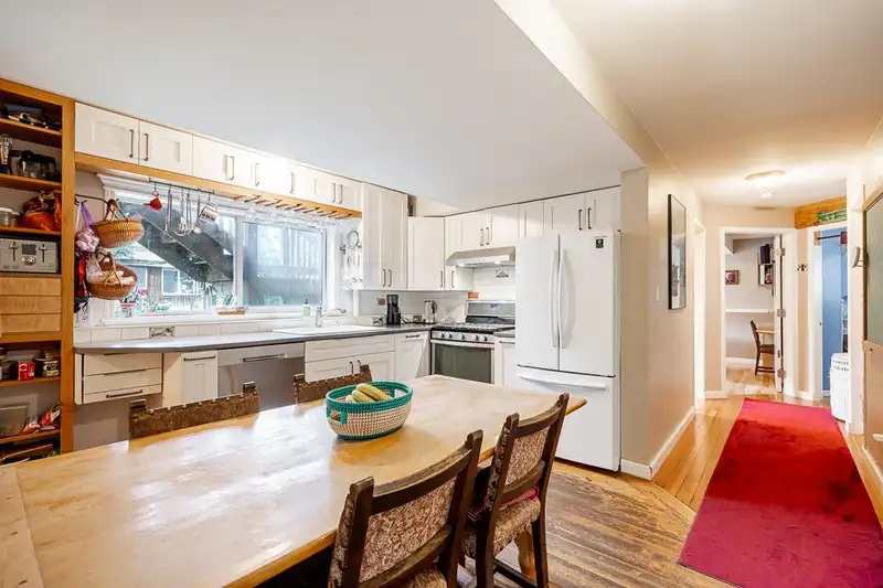 15661 92 AVENUE - photo 4 of 28