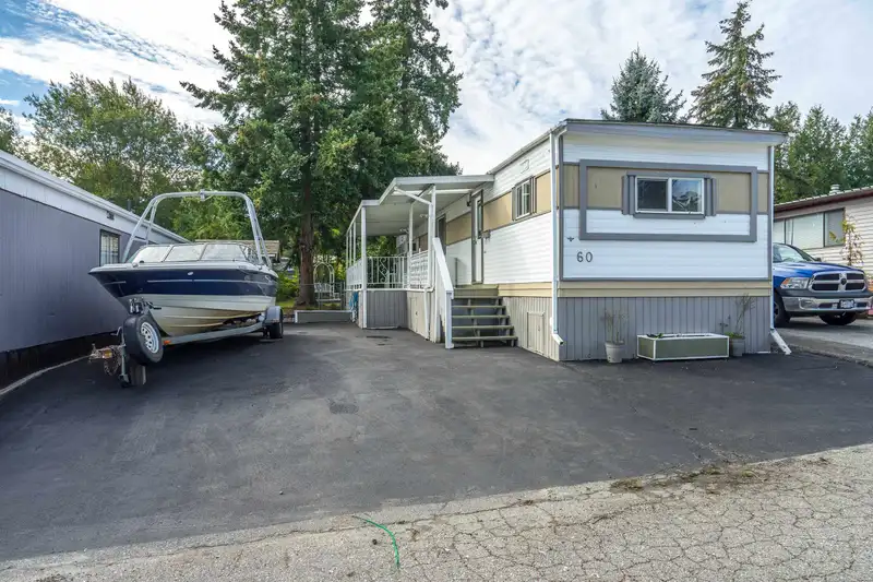 60 8266 KING GEORGE BOULEVARD - photo 3 of 34