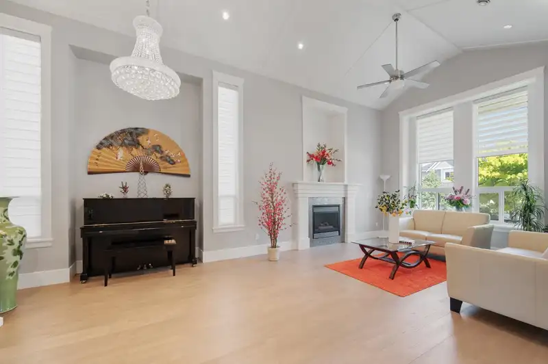 16430 104A AVENUE - photo 2 of 40