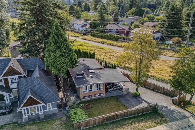 9387 140 STREET - photo 3 of 25