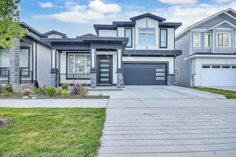 14761 62 AVENUE - photo 1 of 40