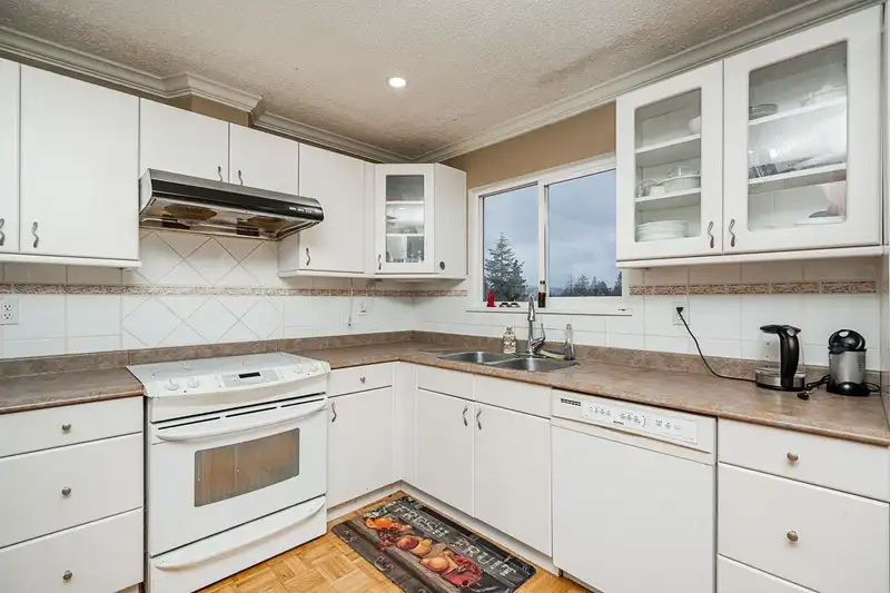 13833 112 AVENUE - photo 4 of 17