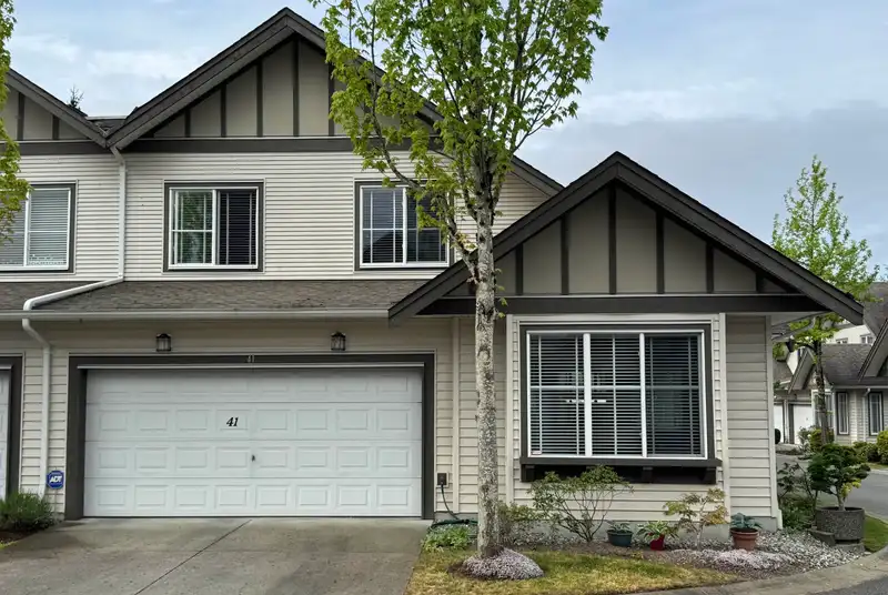 41 15868 85 AVENUE - photo 1 of 15