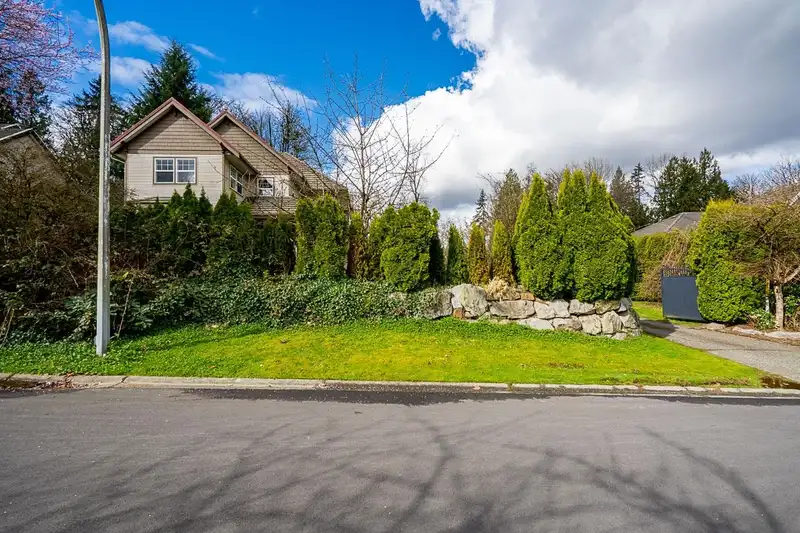9833 182 STREET - photo 4 of 34