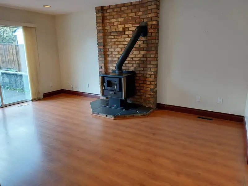 14725 89A AVENUE - photo 2 of 9