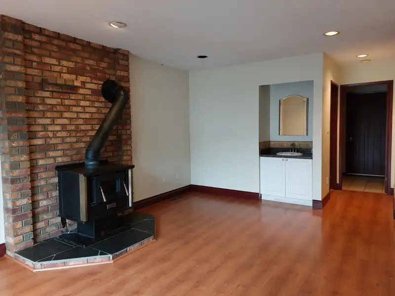 14725 89A AVENUE - photo 3 of 9