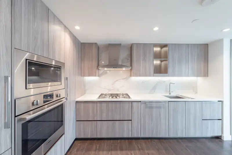 1710 9887 WHALLEY BOULEVARD - photo 3 of 20