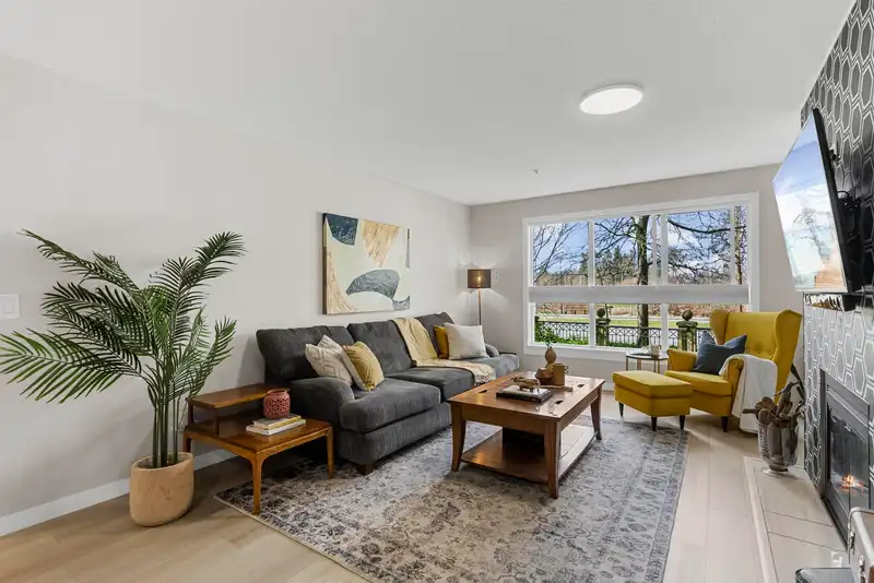 210 13860 70 AVENUE - photo 2 of 40