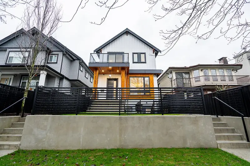 1 2753 NANAIMO STREET - photo 1 of 25