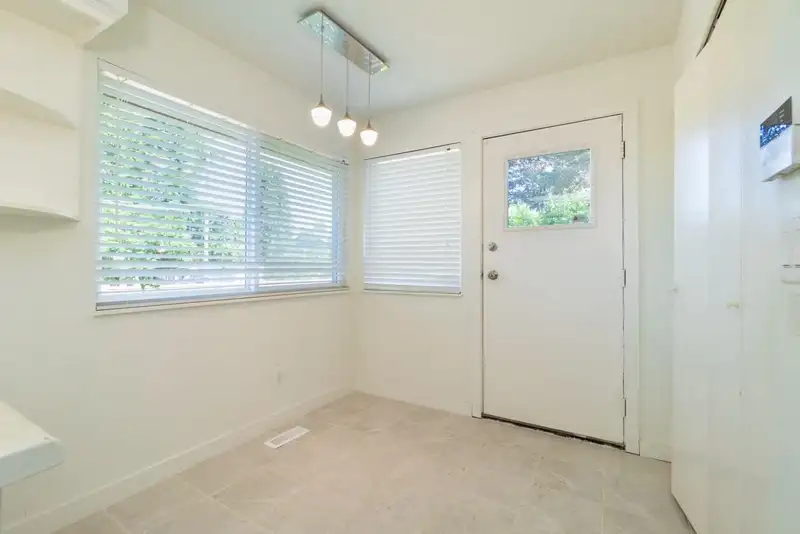 15592 100 AVENUE - photo 4 of 11