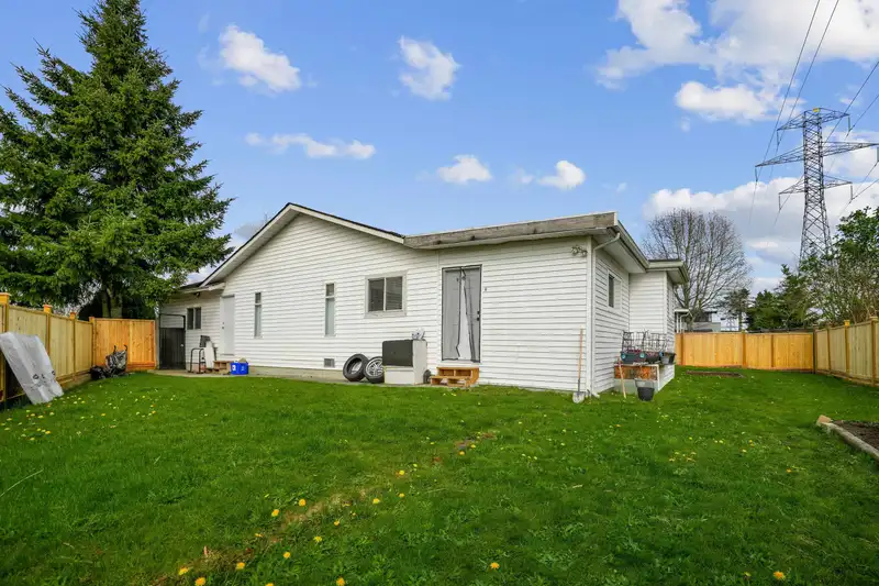 7387 123 STREET - photo 3 of 39