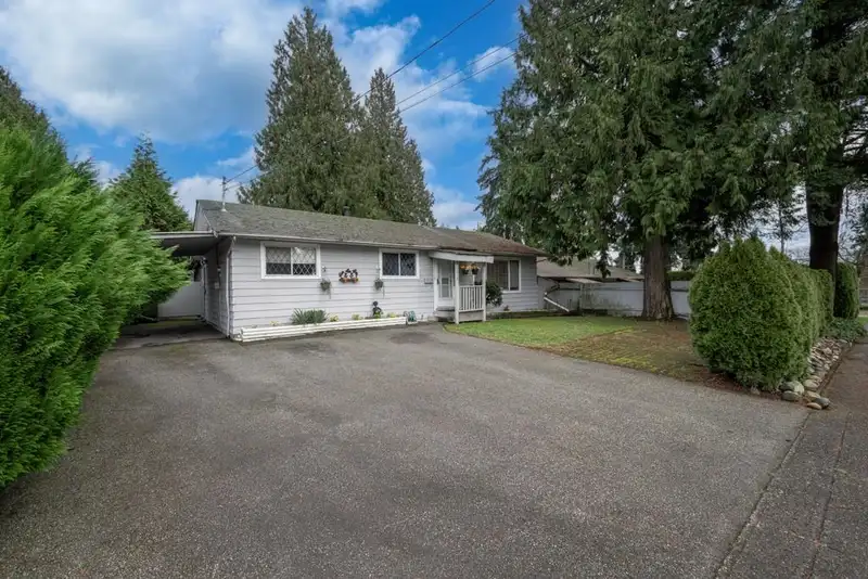 7016 141 STREET - photo 2 of 33