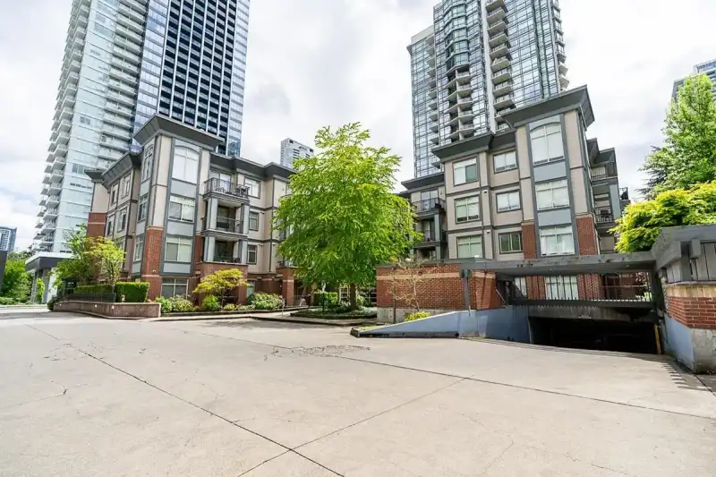 205 10455 UNIVERSITY DRIVE - photo 1 of 26