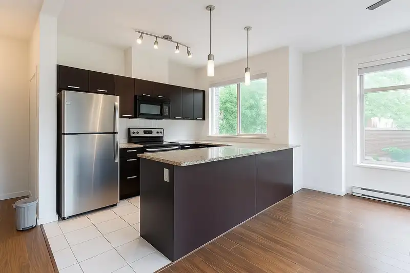 205 10455 UNIVERSITY DRIVE - photo 2 of 26