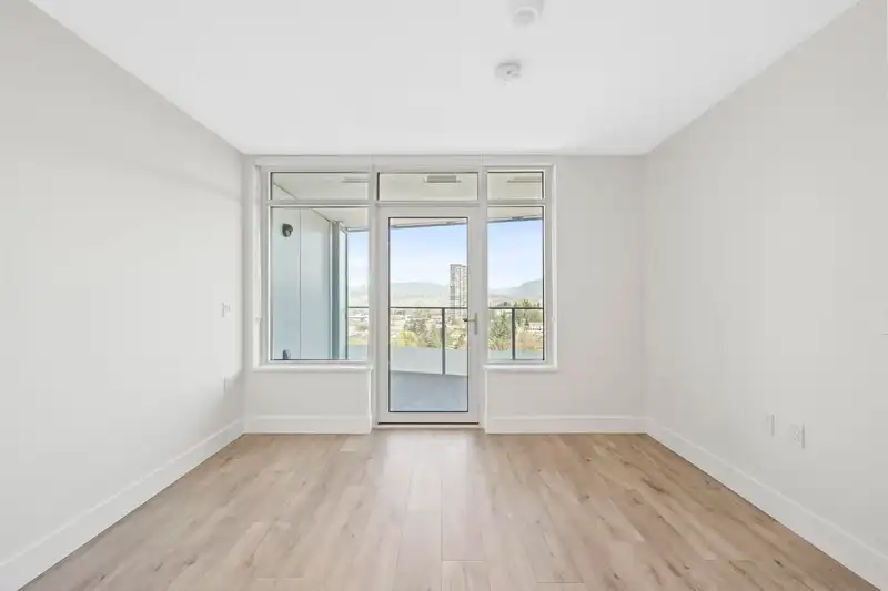 1607 10428 WHALLEY BOULEVARD - photo 2 of 37