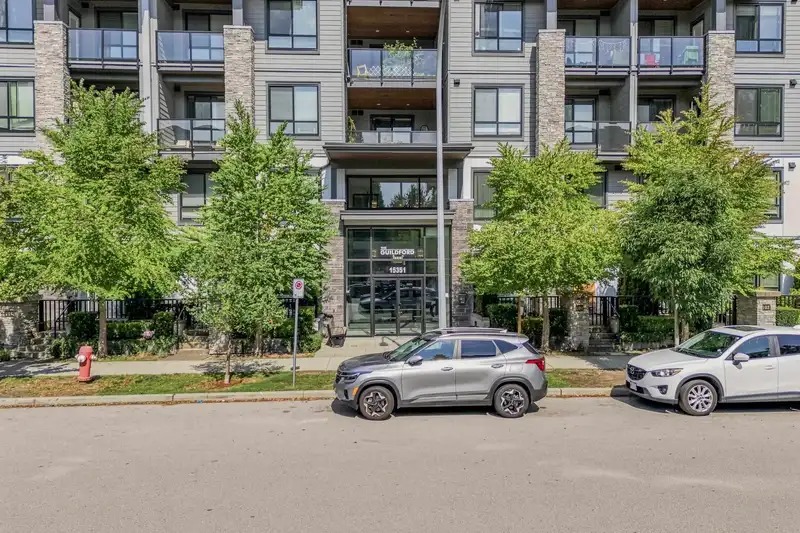 301 15351 101 AVENUE - photo 1 of 25
