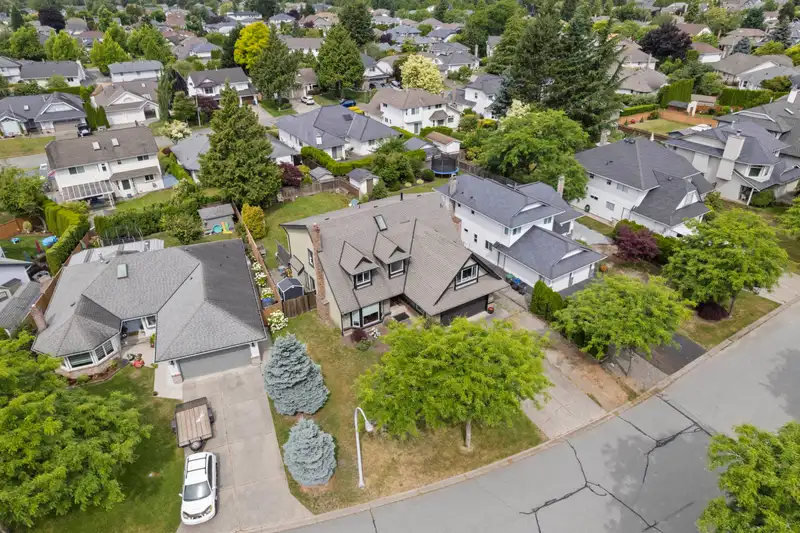 6105 187A STREET - photo 2 of 37