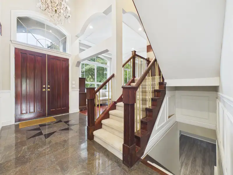 14036 90 AVENUE - photo 2 of 12