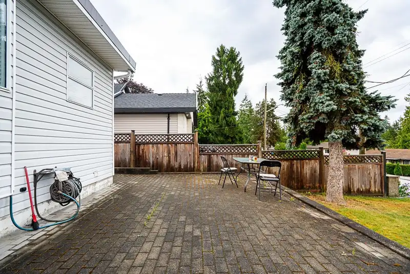 10286 127 STREET - photo 3 of 24